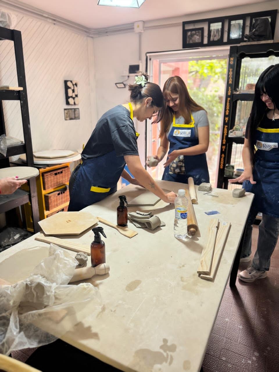 mujeres jovenes haciendo ceramica