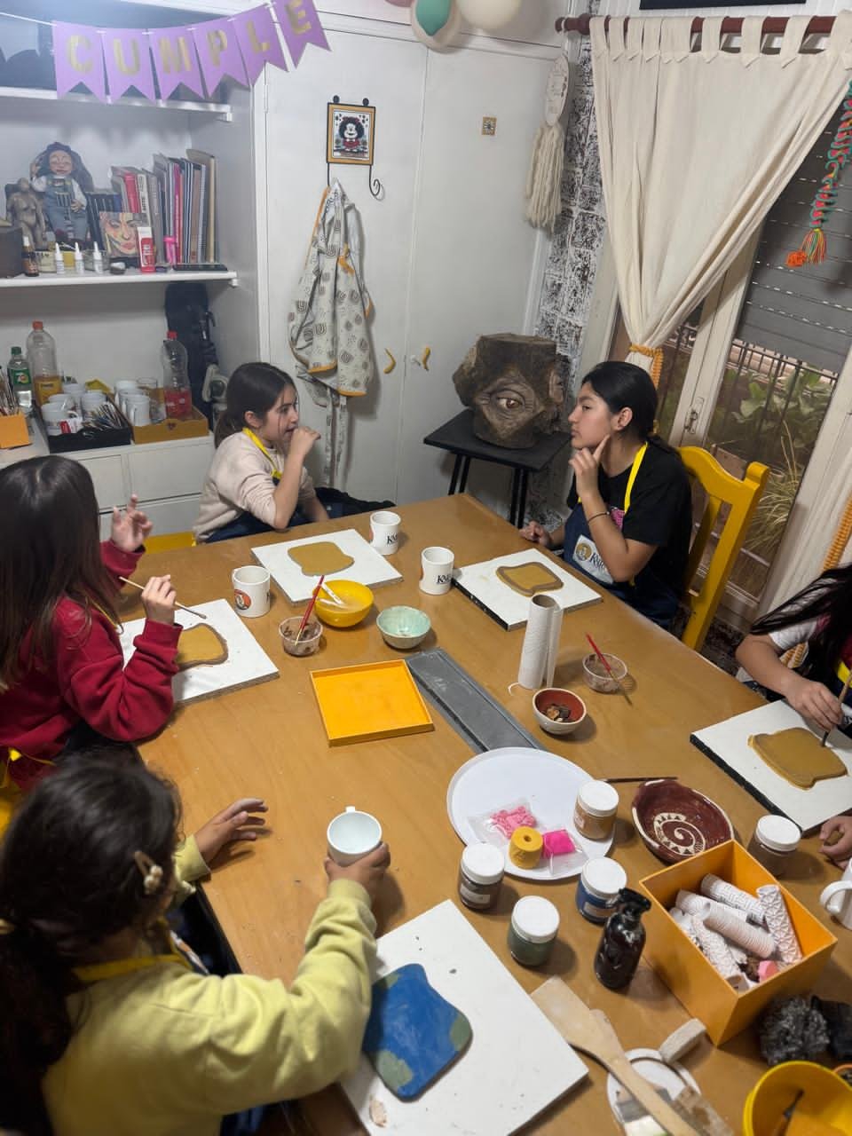 grupo de niñas en taller de ceramica