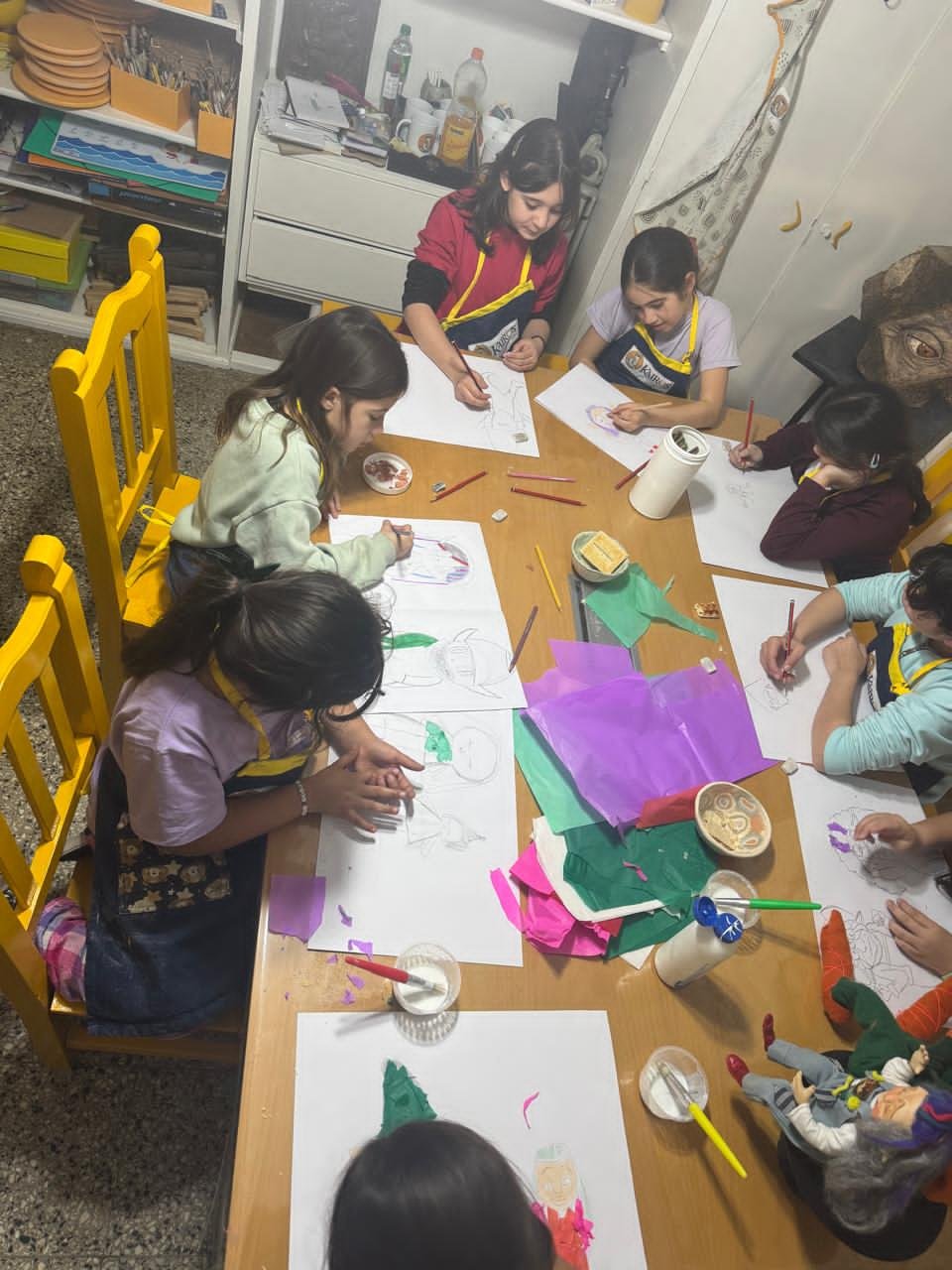 grupo de niñas en taller de pintura