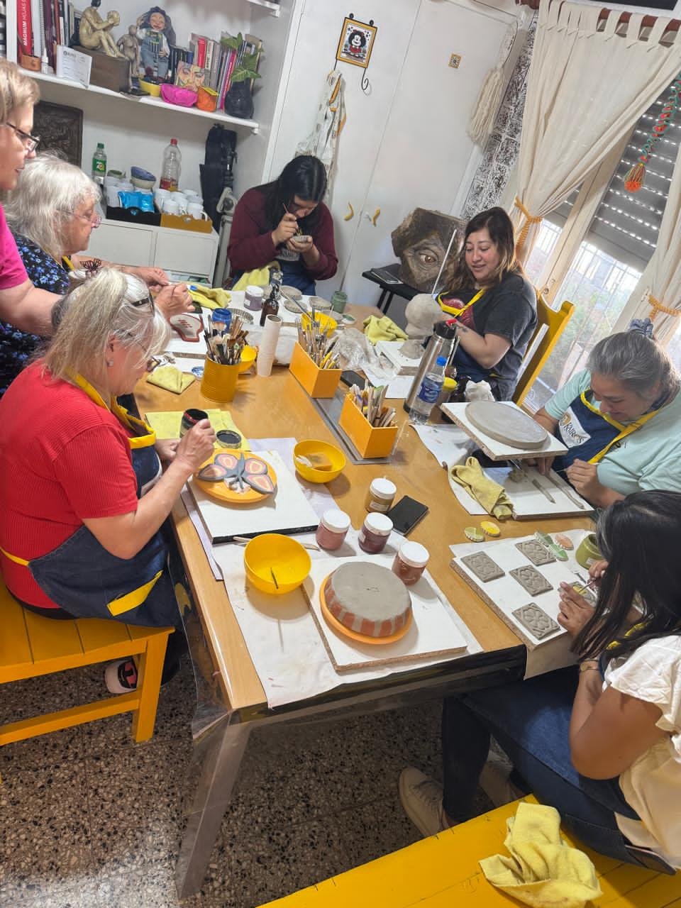 grupo de adultos en taller de ceramica