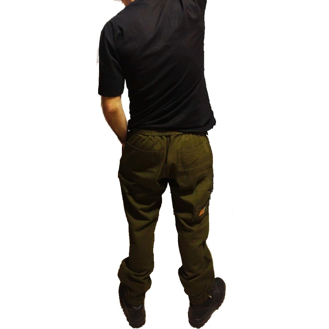 hombre con pantalon cargo color verde militar de atras