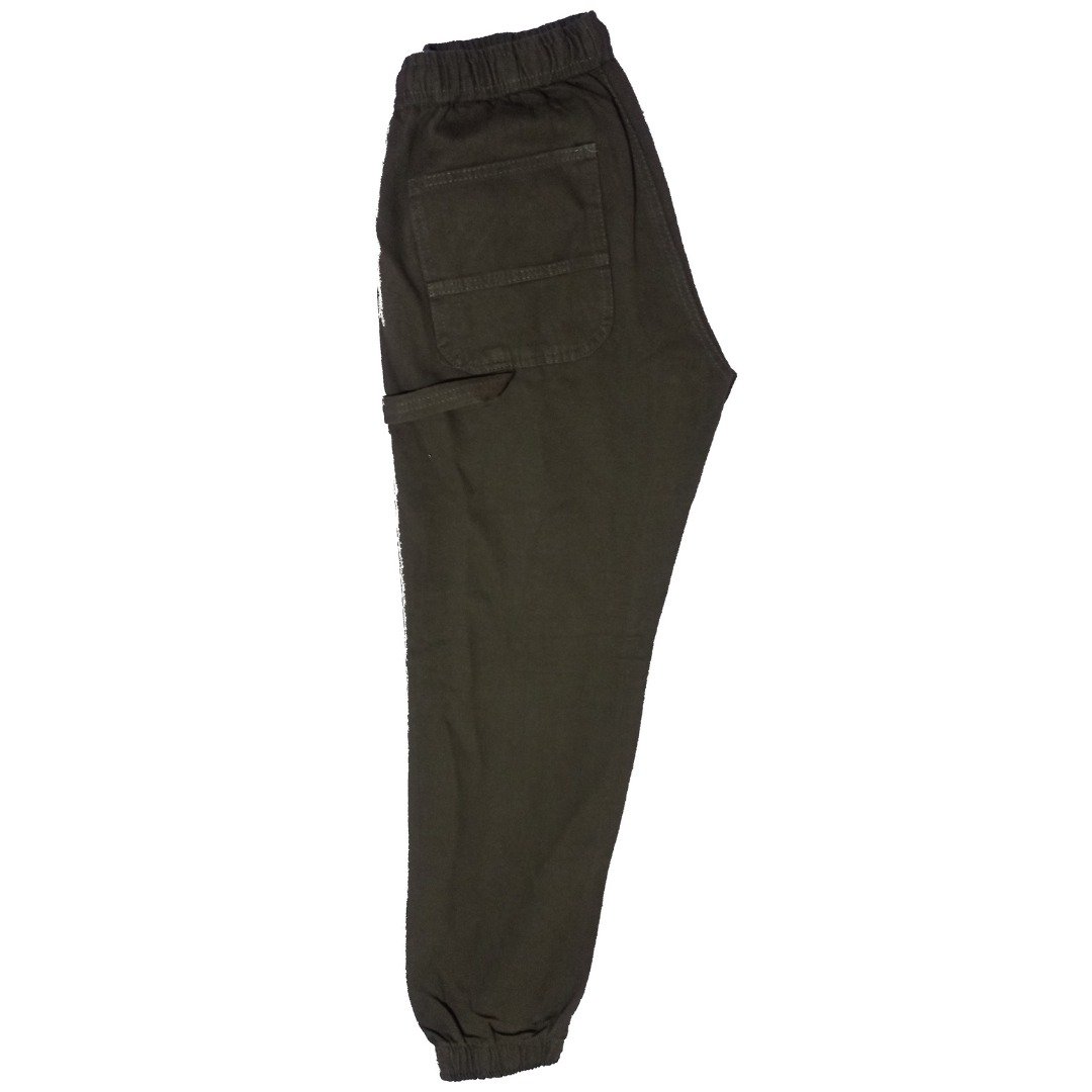 hombre con pantalon cargo color verde militar de frente