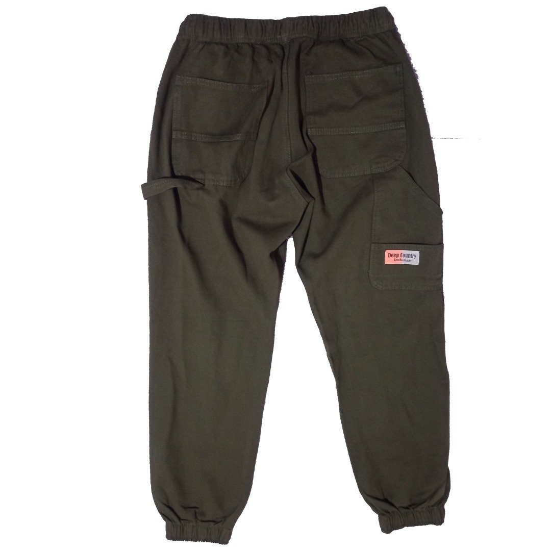 pantalon cargo color verde militar atras